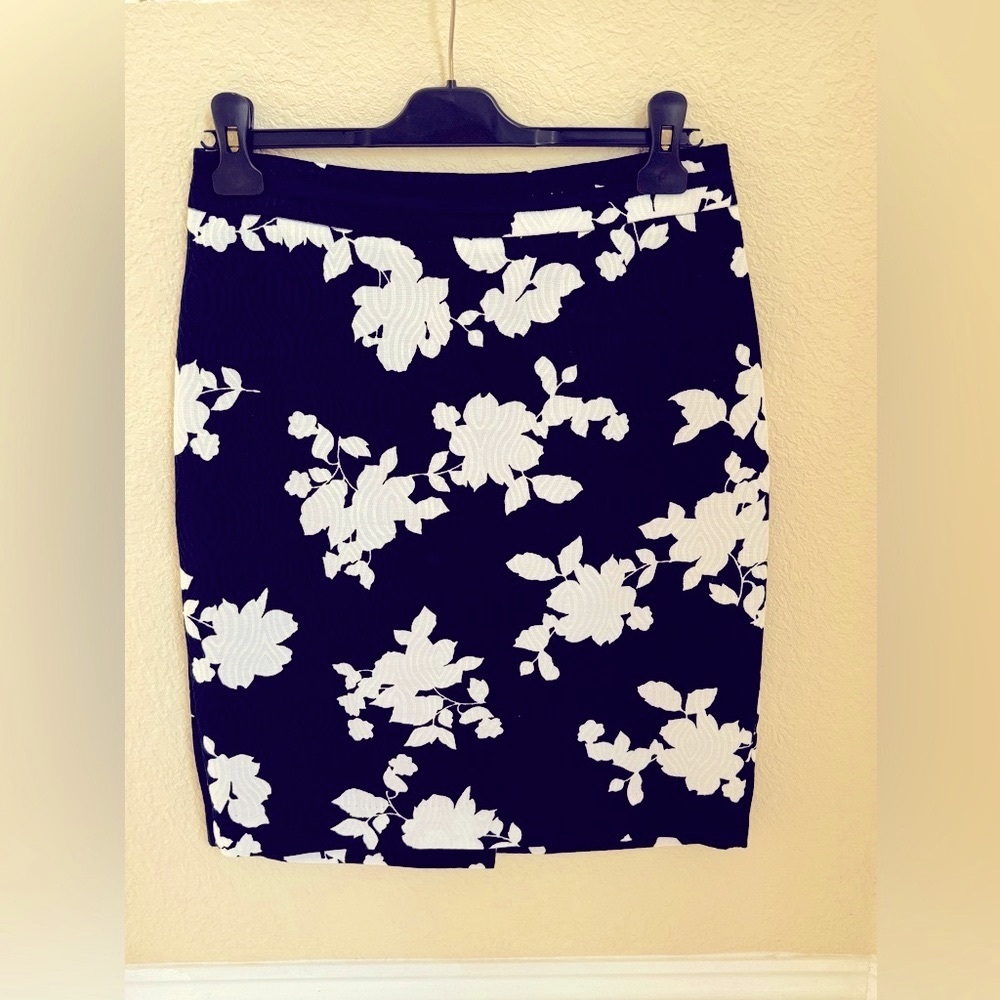 NWOT TALBOTS Petite Jacquard Pencil Skirt